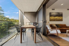 Elegant 2-Bed Urban Retreat with Outdoor Dining